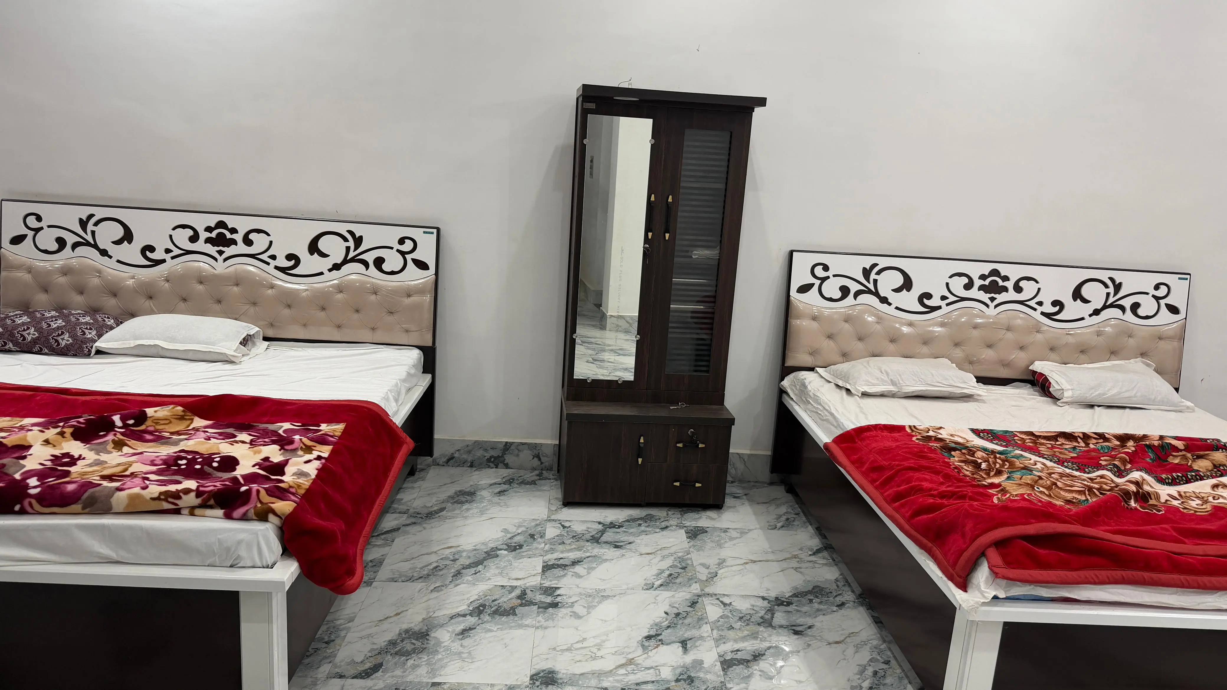 Twin-bed room with a shared dressing table set between the beds